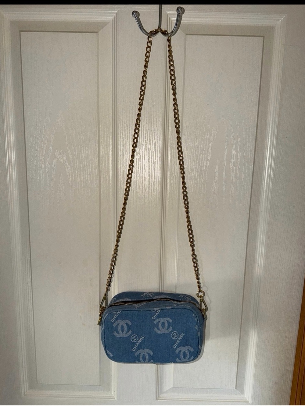 CHANEL Blue Denim CC Logo Crossbody Bag with Gold Chain - Picture 4 of 6